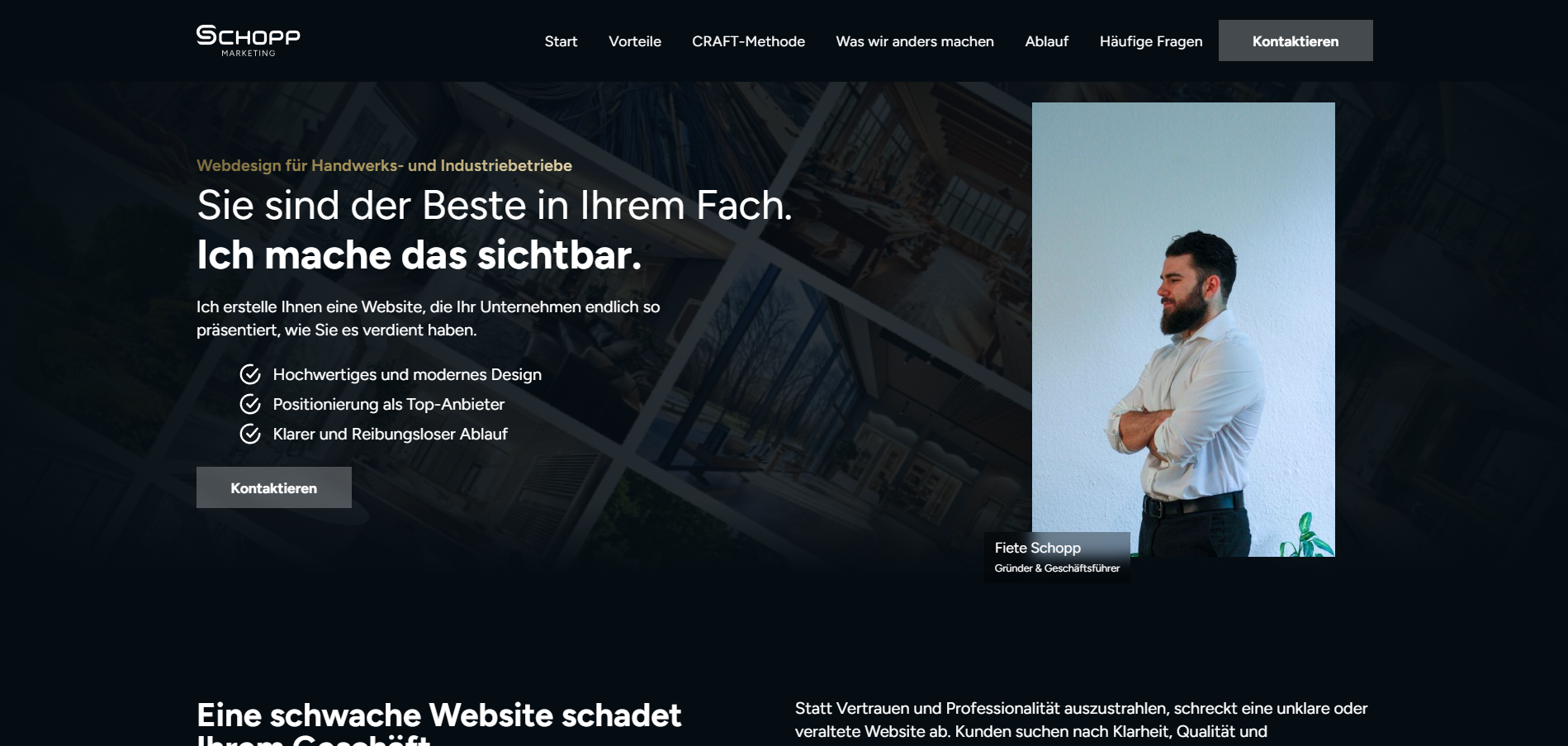 Porträt eines bärtigen Mannes mit weißen Hemd vor weißer Wand, rechts auf der Webseite von Schopp Marketing mit Text über Webdesign für Handwerks- und Industriebetriebe.
