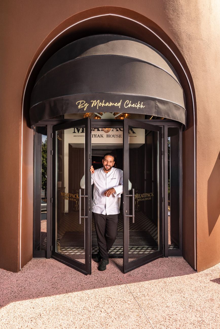 Mohamed Cheikh devant son restaurant Meatpack