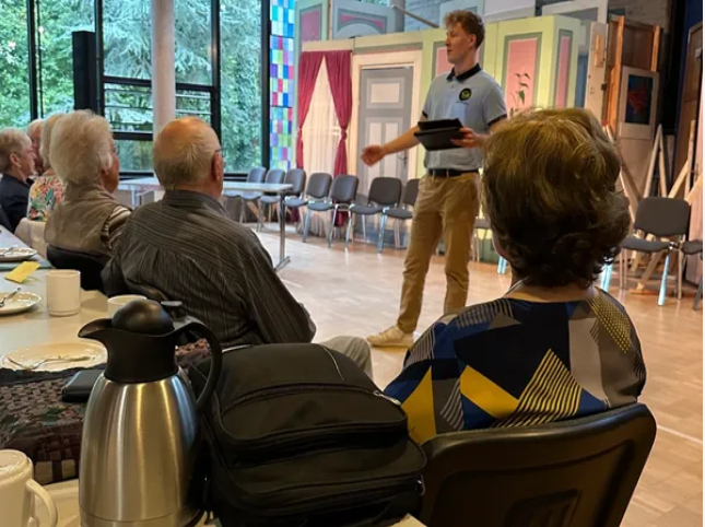 Mats Kähler beim Cybersicherheitsseminar im Huas der Kirche
