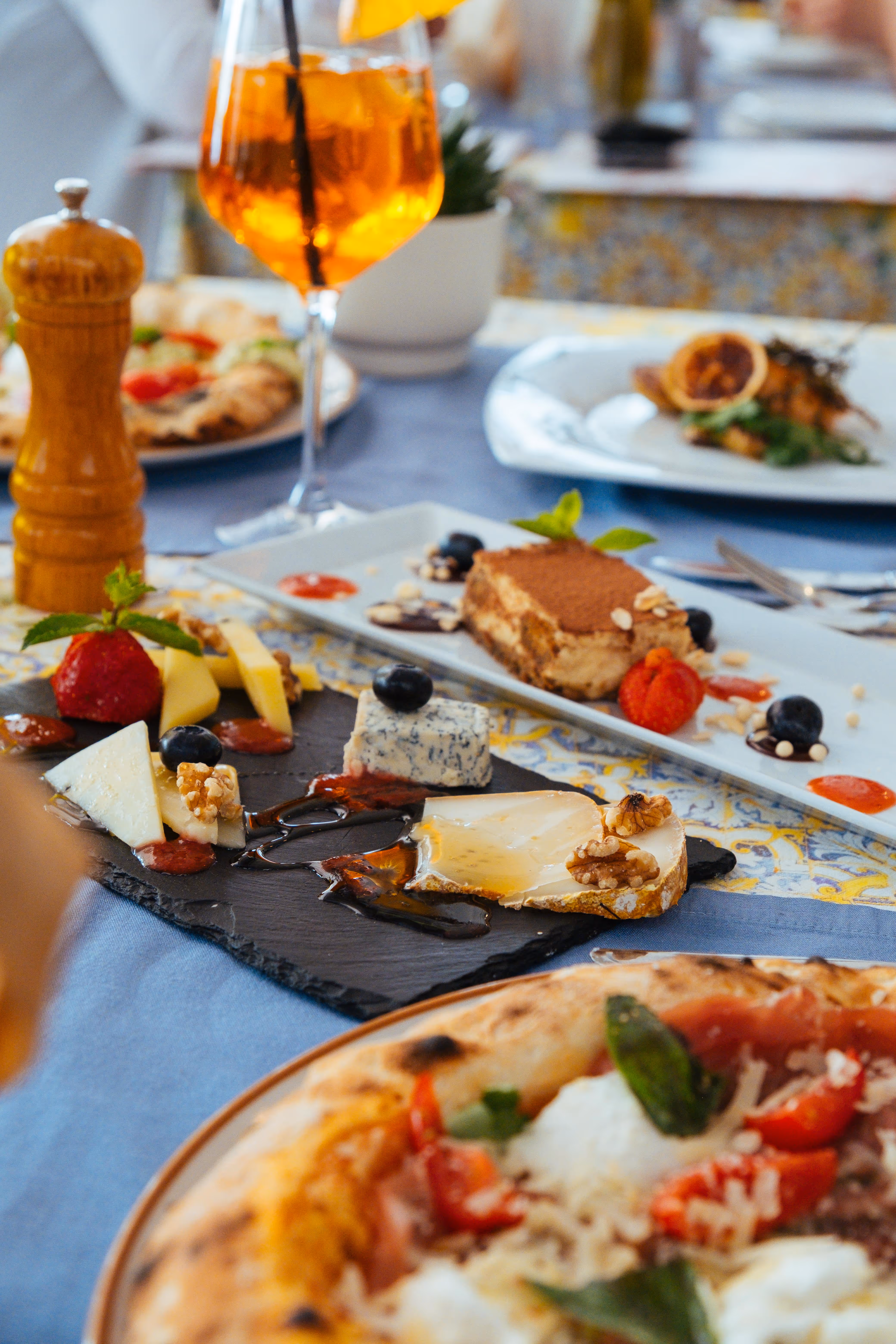 Nachspeise neben Pizza schön aufgetischt 