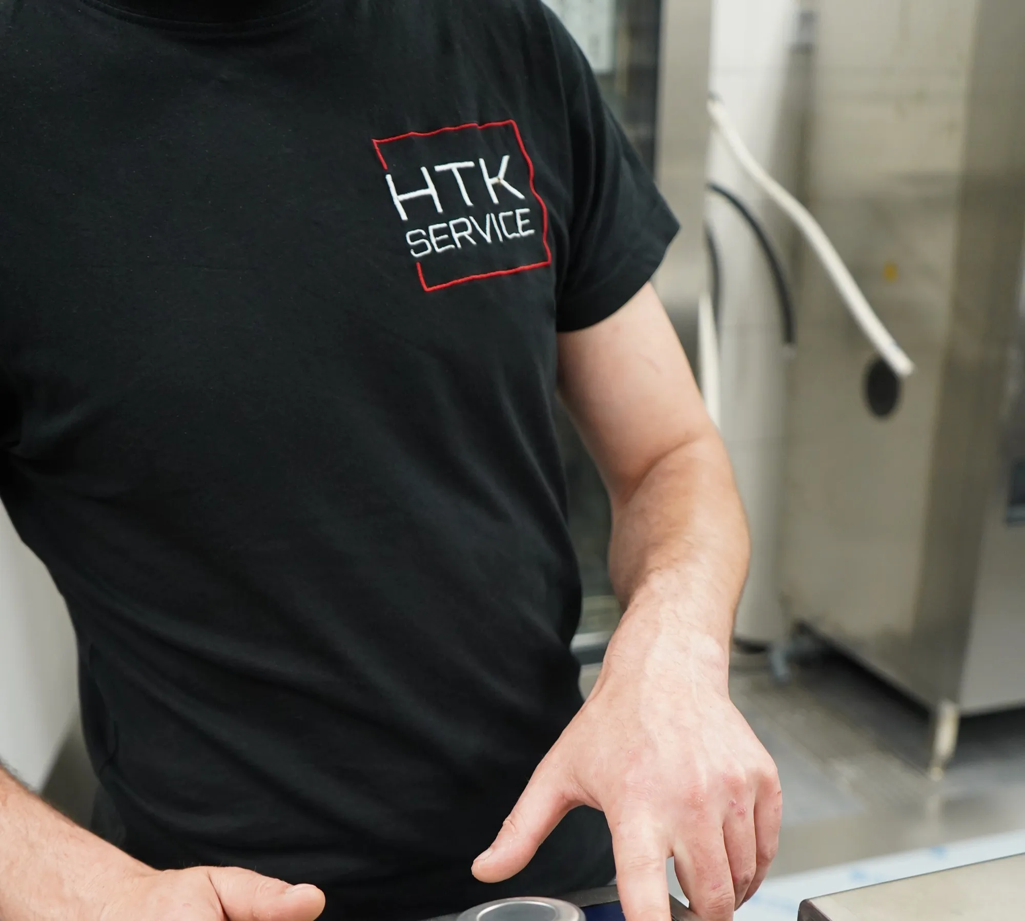 HTK-Service Monteur bei der Einstellung von Großküchengeräten