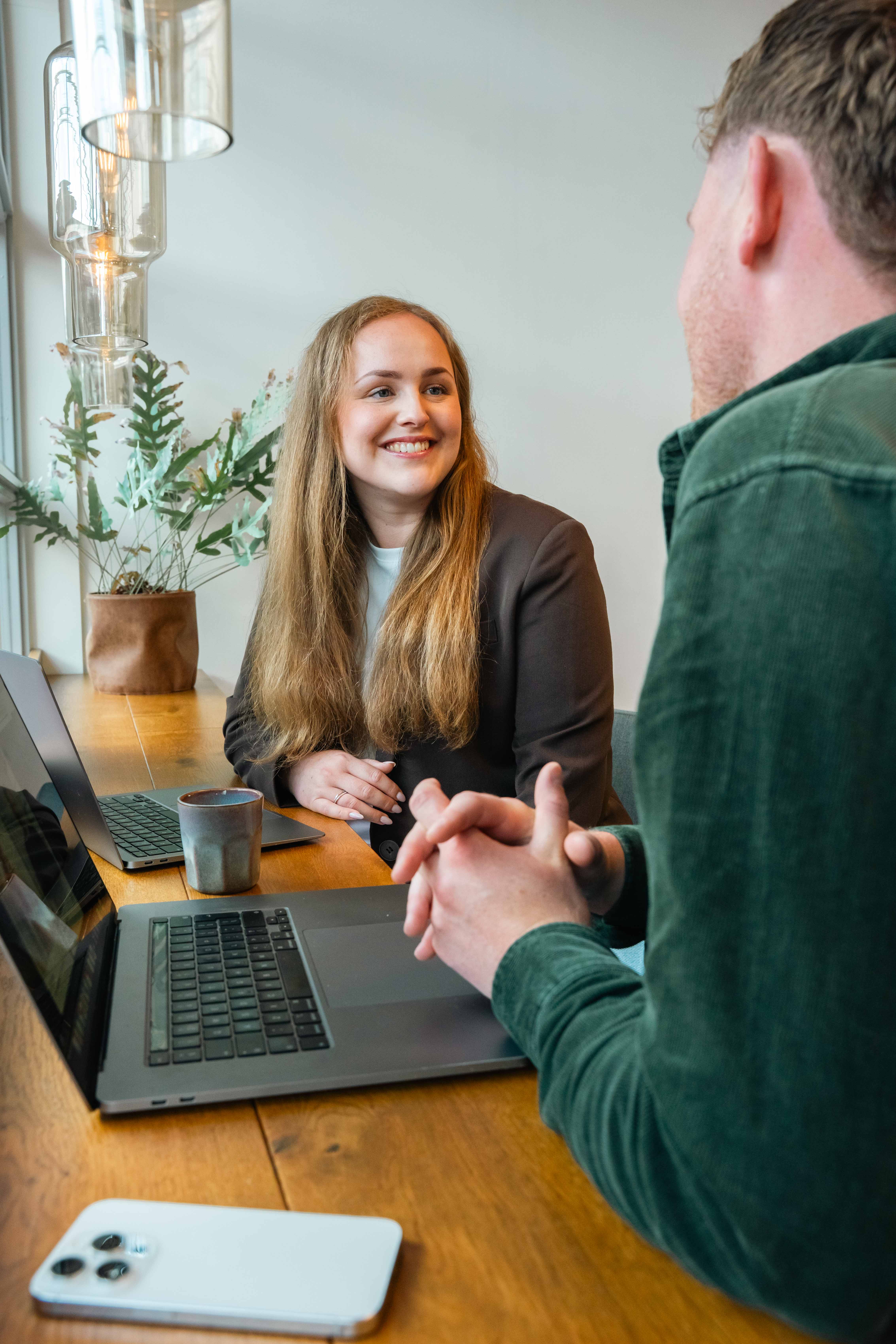 Projectmanager Hilde de Bruin overlegt met founder Patrick van der Hoek.