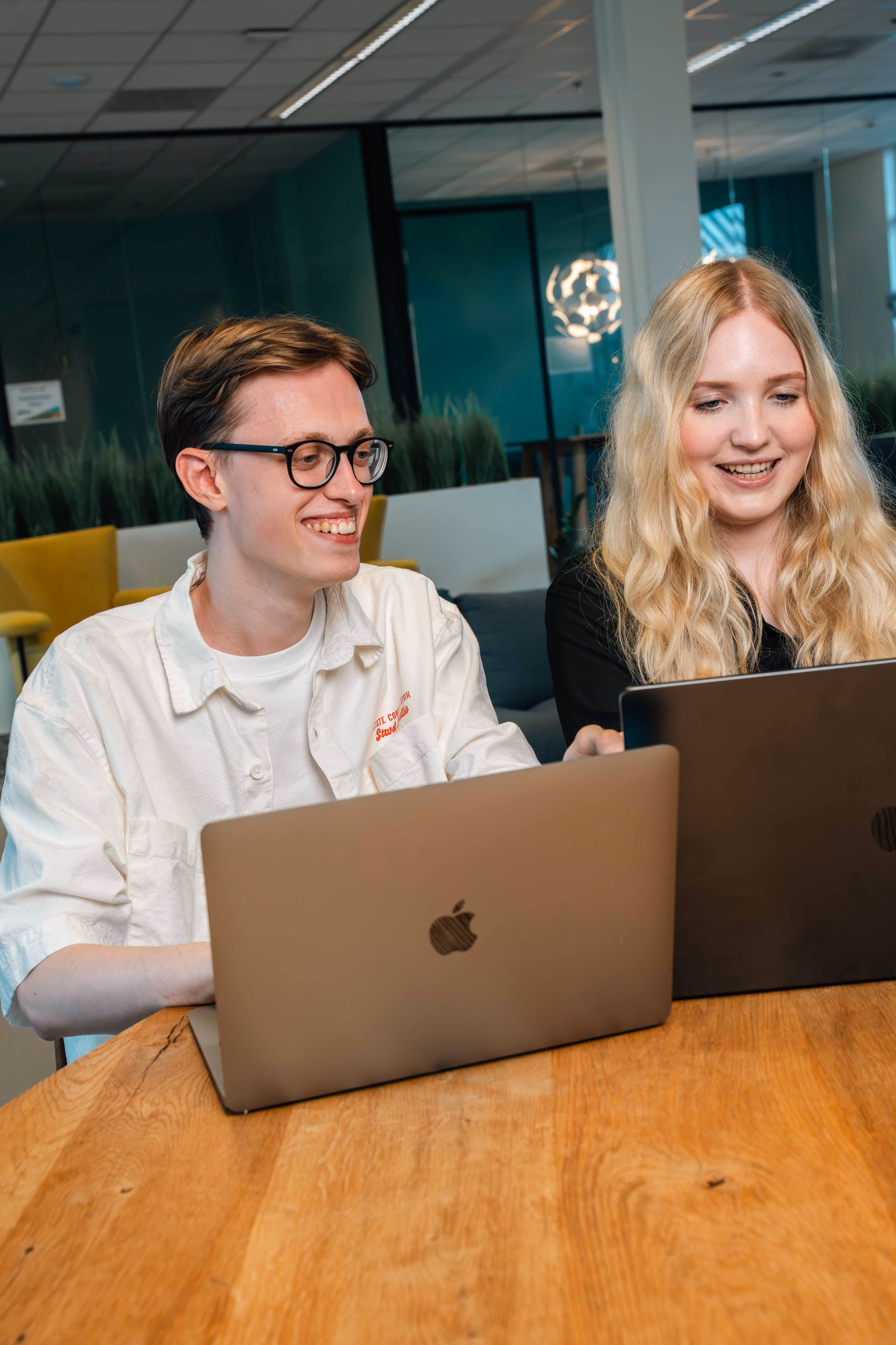 Videograaf Tim Lijzenga neemt contentideeën door met social media manager Ashley Hoekstra.