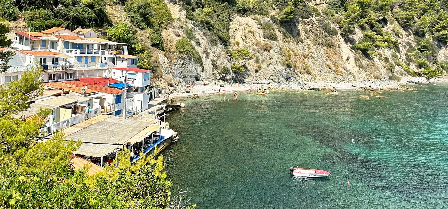 conciergerie Airbnb Toulon - eaux turquoise et rochers de l'anse Méjean à Toulon