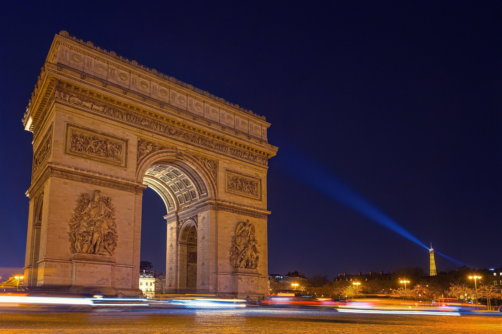 location courte durée Paris - Arc de Triomphe Champs-Élysées nuit