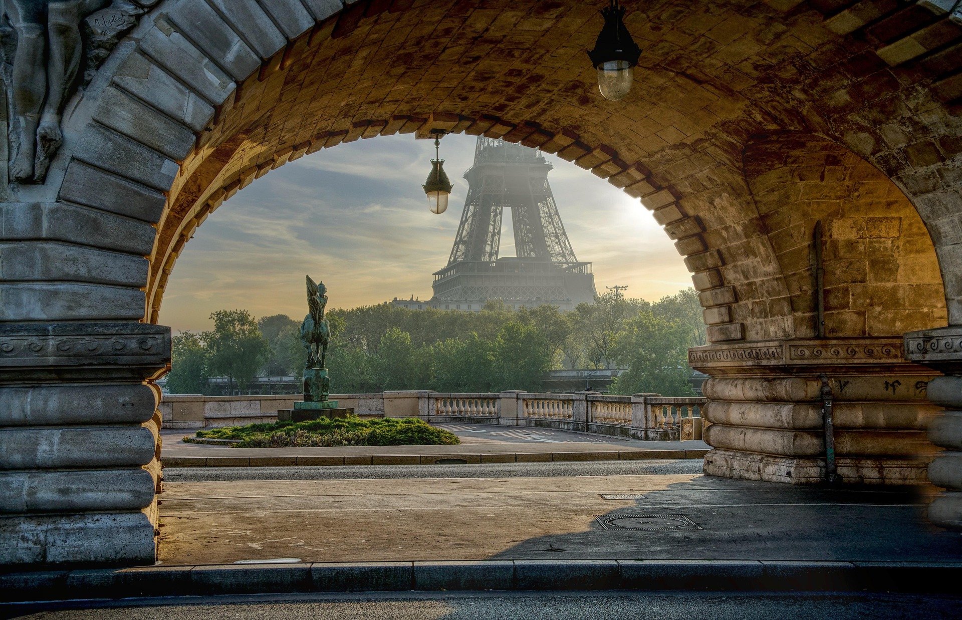 conciergerie Airbnb Paris - Tour Eiffel et Seine symbole de la capitale