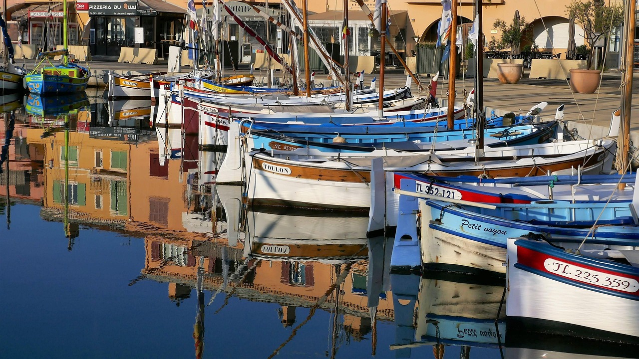 Port de Sanary-sur-Mer avec voiliers et reflets sur l'eau — conciergerie Airbnb Var