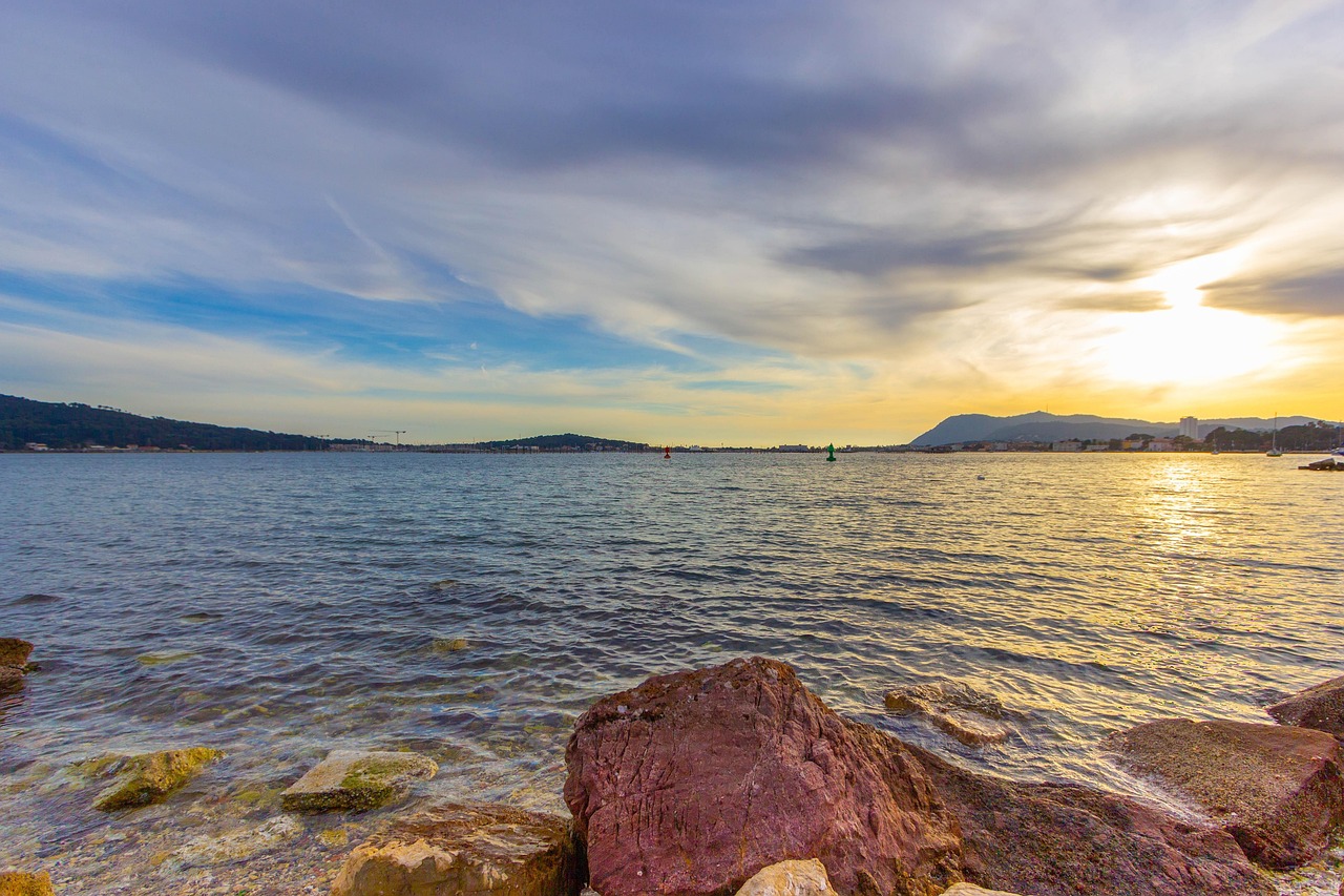 Plage des Sablettes à La Seyne-sur-Mer face à la rade de Toulon — location Airbnb