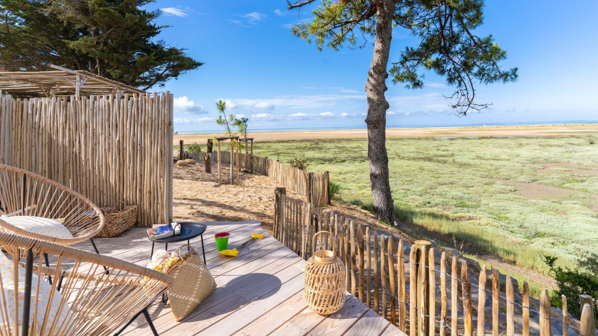 Terrasse en bois avec vue sur l'estran et le littoral sauvage de La Tranche-sur-Mer — conciergerie location courte durée Vendée