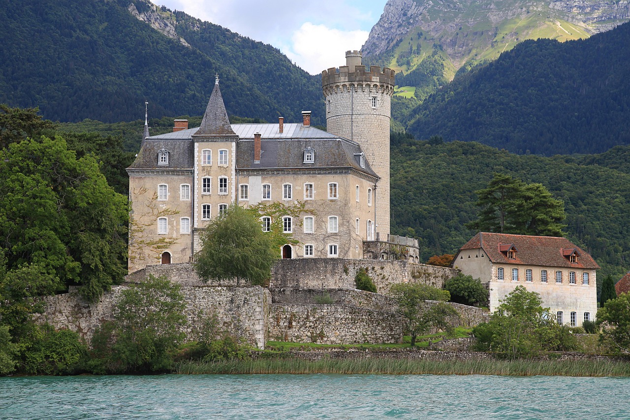 Palais de l'Isle et vieille ville d'Annecy au bord du Thiou — location Airbnb Haute-Savoie
