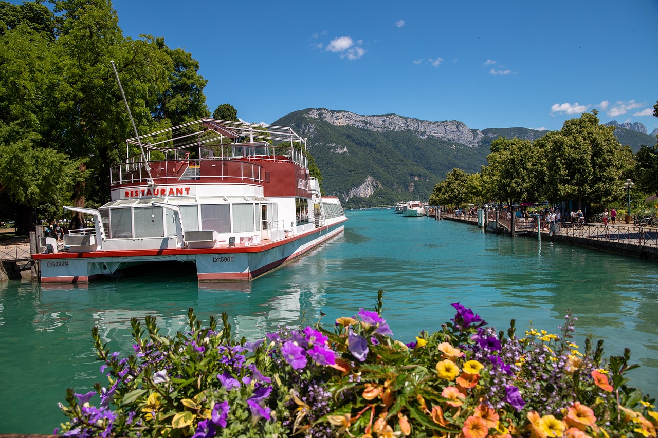 Lac d'Annecy et reflets du château depuis les rives — conciergerie Airbnb Annecy