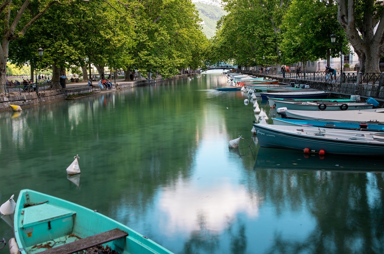 Bateau sur le lac d'Annecy côté Sévrier, rive ouest — location saisonnière Haute-Savoie