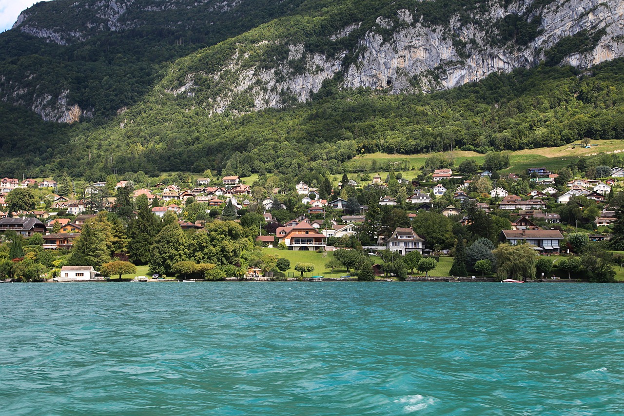 Paysage du lac d'Annecy depuis Sévrier avec les Alpes en arrière-plan — Airbnb Haute-Savoie