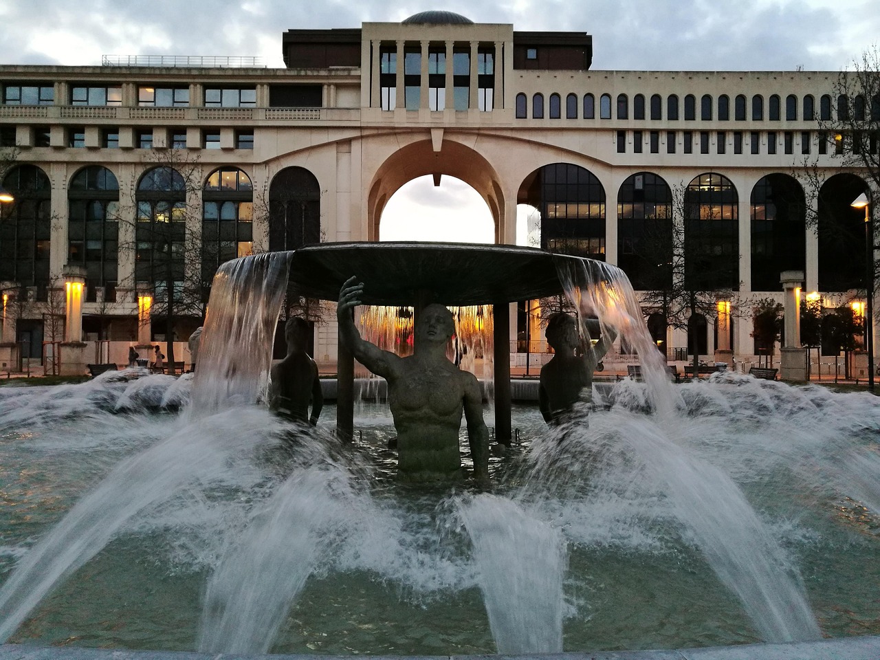 Fontaine et statues du quartier Antigone à Montpellier au crépuscule, architecture néoclassique de Ricardo Bofill — location Airbnb Montpellier