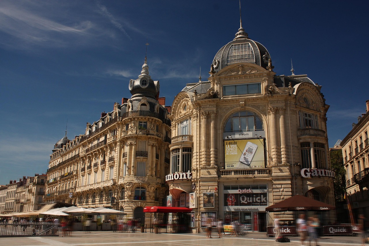 Place de la Comédie à Montpellier, cœur animé de la ville — location Airbnb Hérault