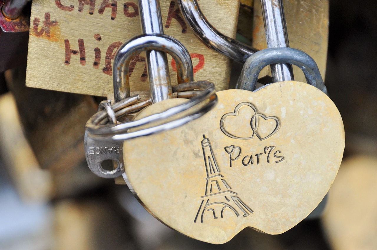 Cadenas d'amour gravés Tour Eiffel sur le Pont des Arts à Paris — location Airbnb Paris centre