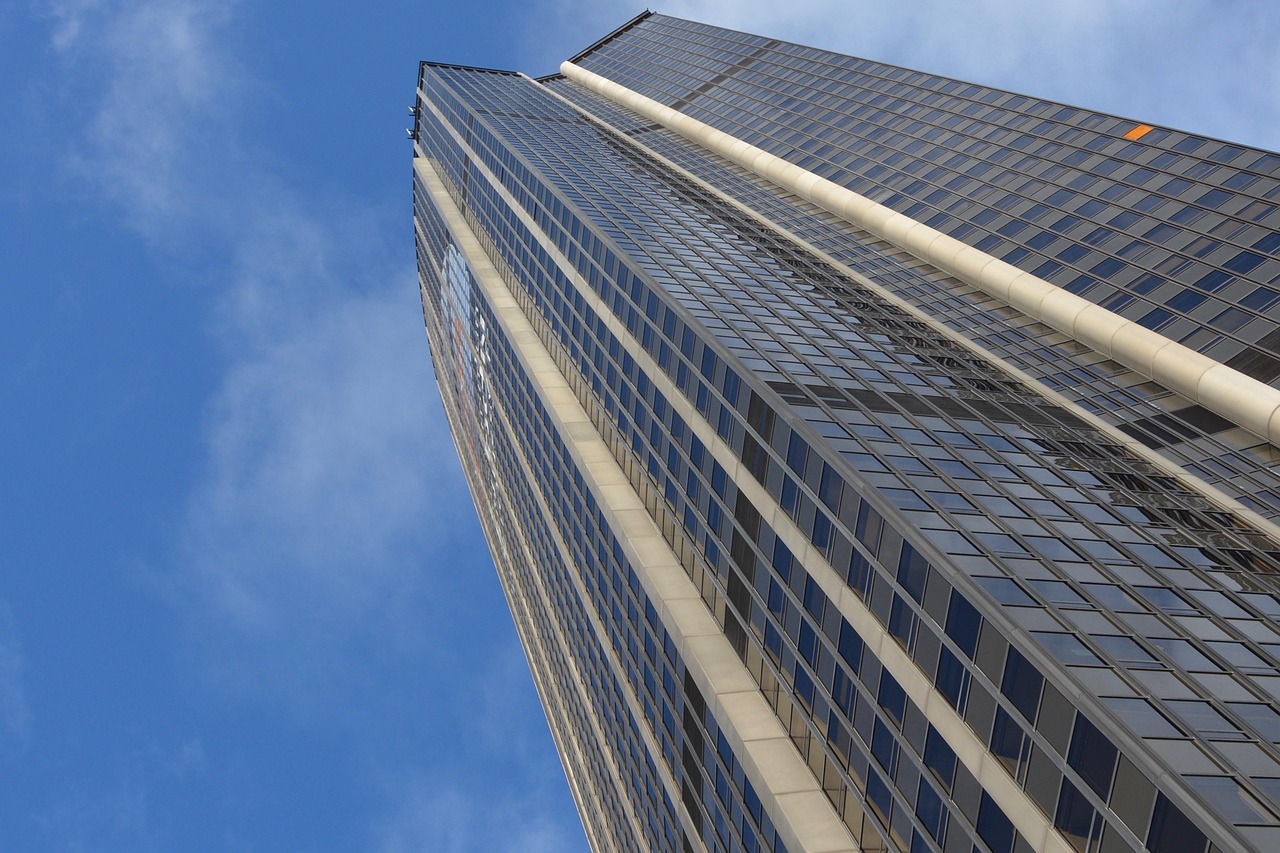 Tour Montparnasse vue en contre-plongée, quartier d'affaires de Paris — conciergerie location courte durée Paris