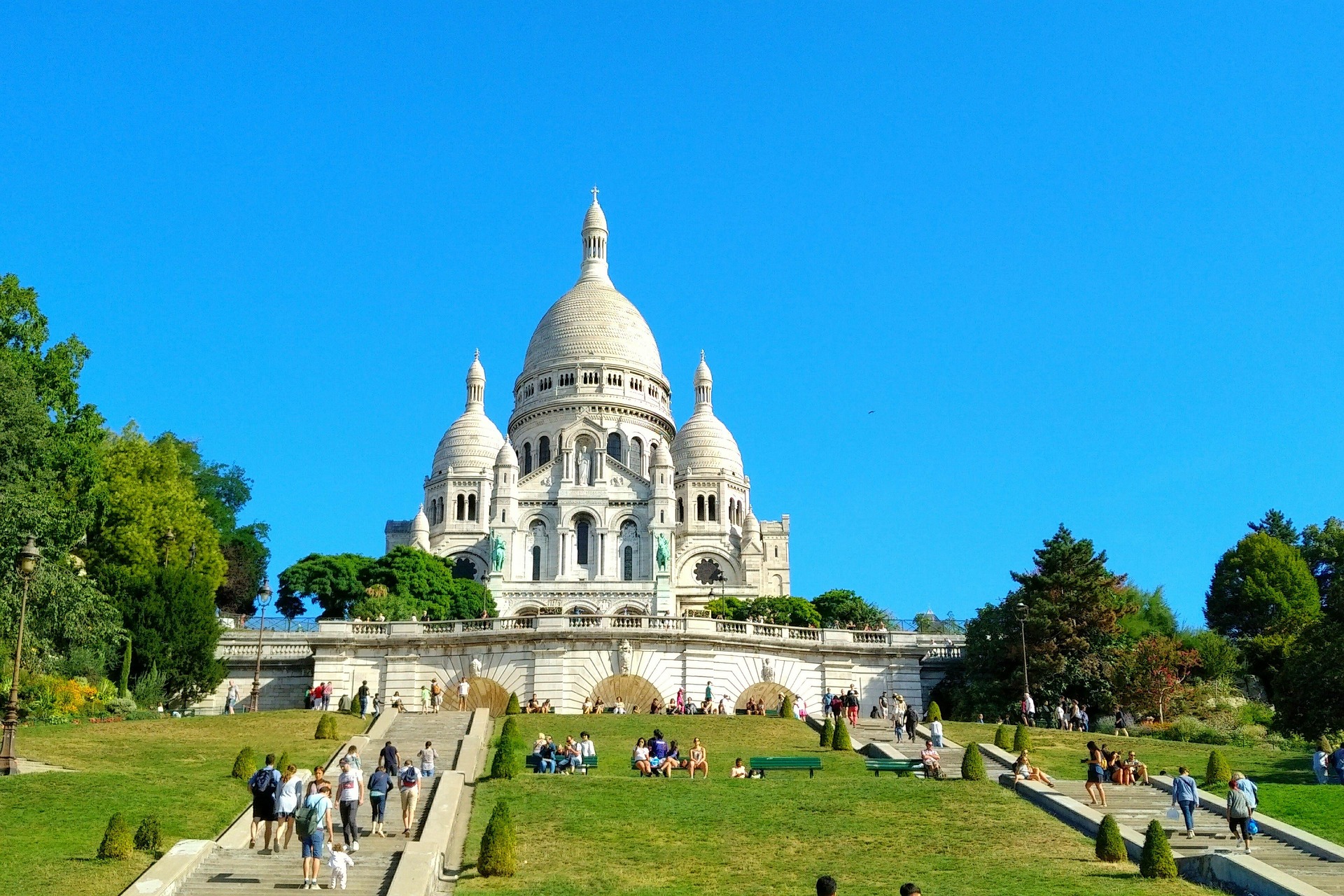 Basilique du Sacré-Cœur et jardins animés de Montmartre à Paris — gestion locative Airbnb Paris 18e