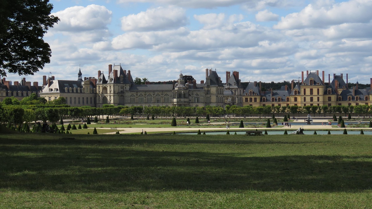 Vue panoramique sur le château de Fontainebleau et ses jardins à la française — location courte durée Fontainebleau