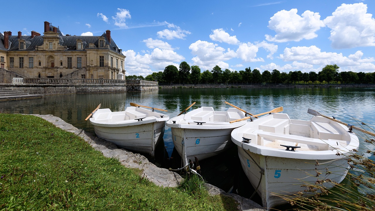 Barques blanches sur l'étang des Carpes face au château de Fontainebleau — conciergerie Airbnb Seine-et-Marne