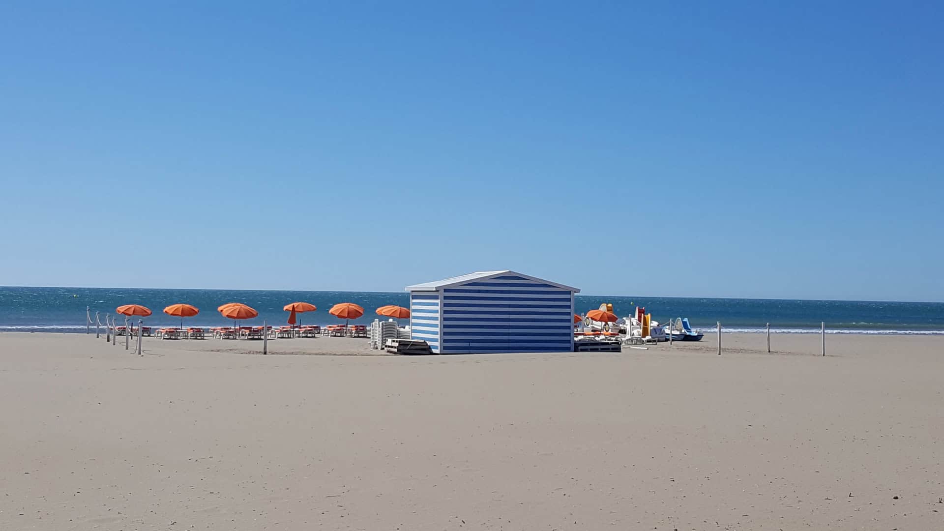 Jetée rocheuse et plage de sable de Narbonne-Plage face à la Méditerranée — location courte durée Aude