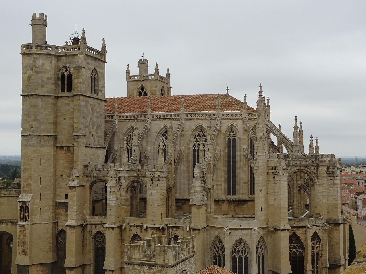 Cathédrale gothique Saint-Just-et-Saint-Pasteur de Narbonne vue depuis les toits — location saisonnière Aude Occitanie
