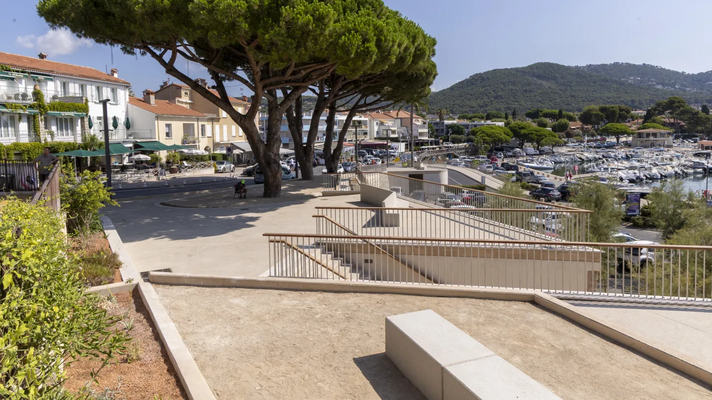 Esplanade et terrasses du port des Salettes à Carqueiranne, pins parasols et marina en arrière-plan — location saisonnière Airbnb Carqueiranne Var