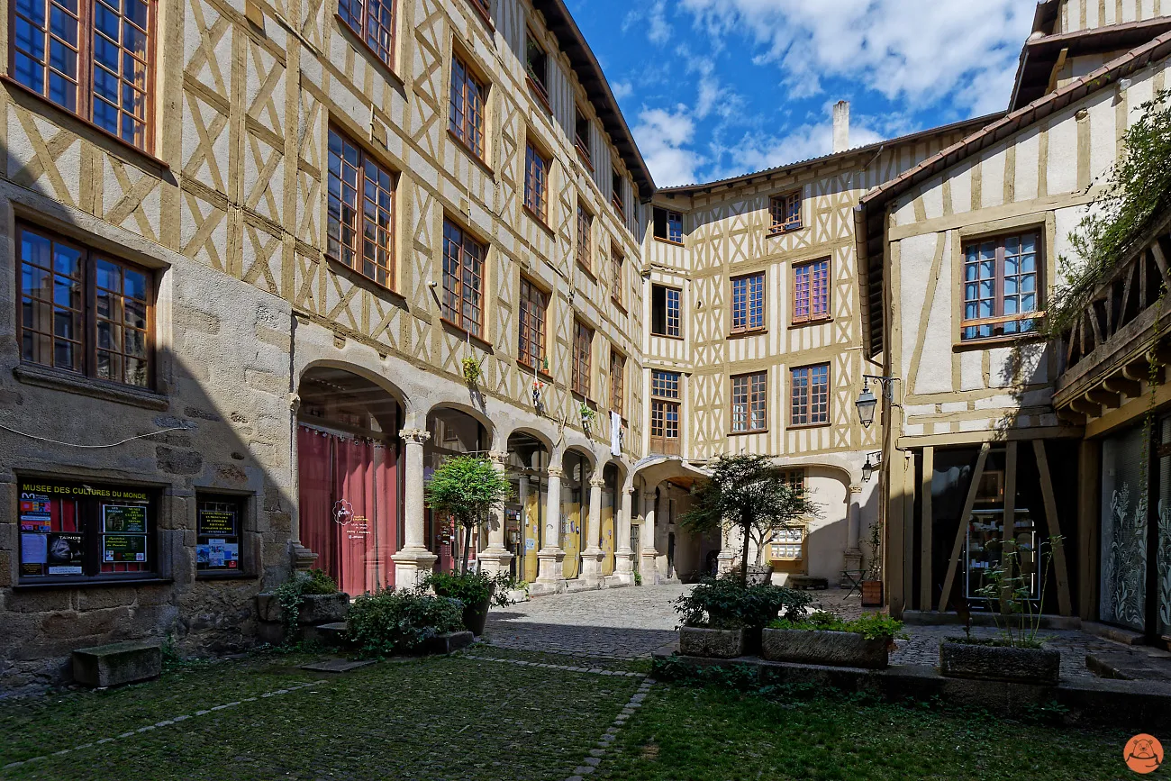 Cour intérieure à colombages et ruelles médiévales du vieux Limoges — conciergerie Airbnb Limoges Haute-Vienne