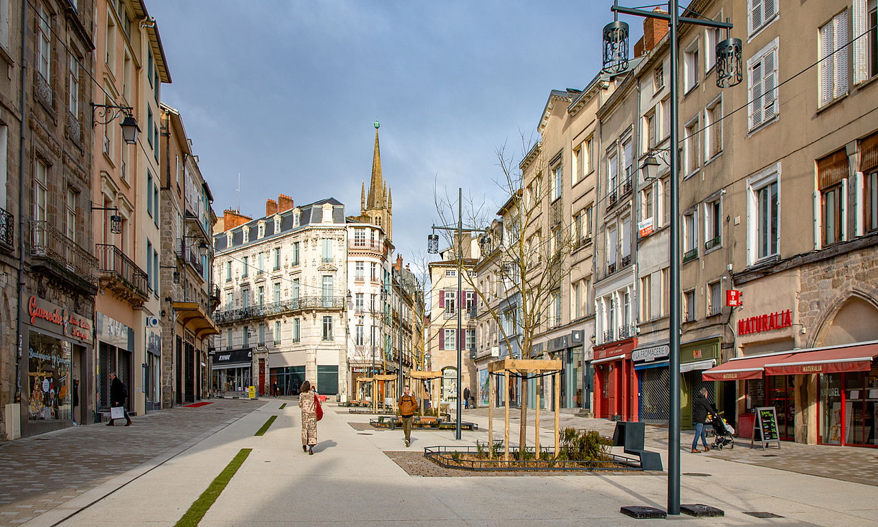 Place des Bancs rénovée et centre-ville piéton de Limoges, cœur commerçant de la capitale du Limousin — location saisonnière Airbnb Limoges