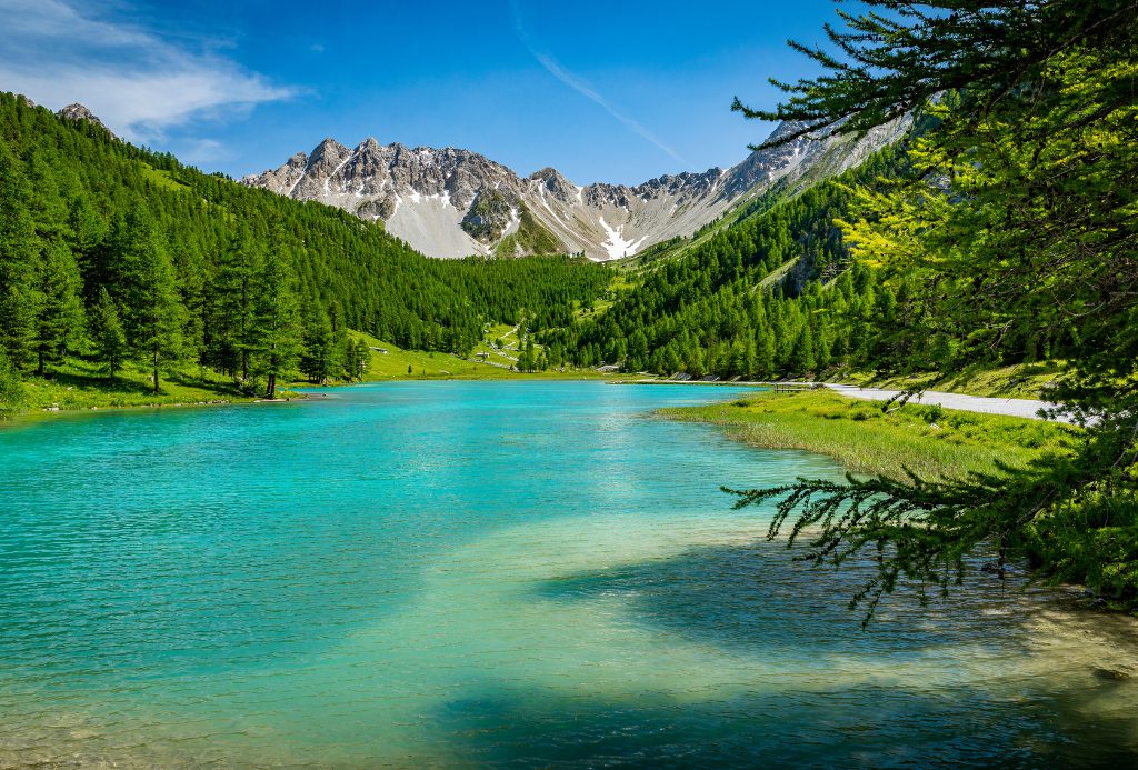 Lac de Serre-Ponçon aux eaux turquoise, plus grande retenue d'eau d'Europe occidentale à 30 km de Gap — location saisonnière Gap Hautes-Alpes