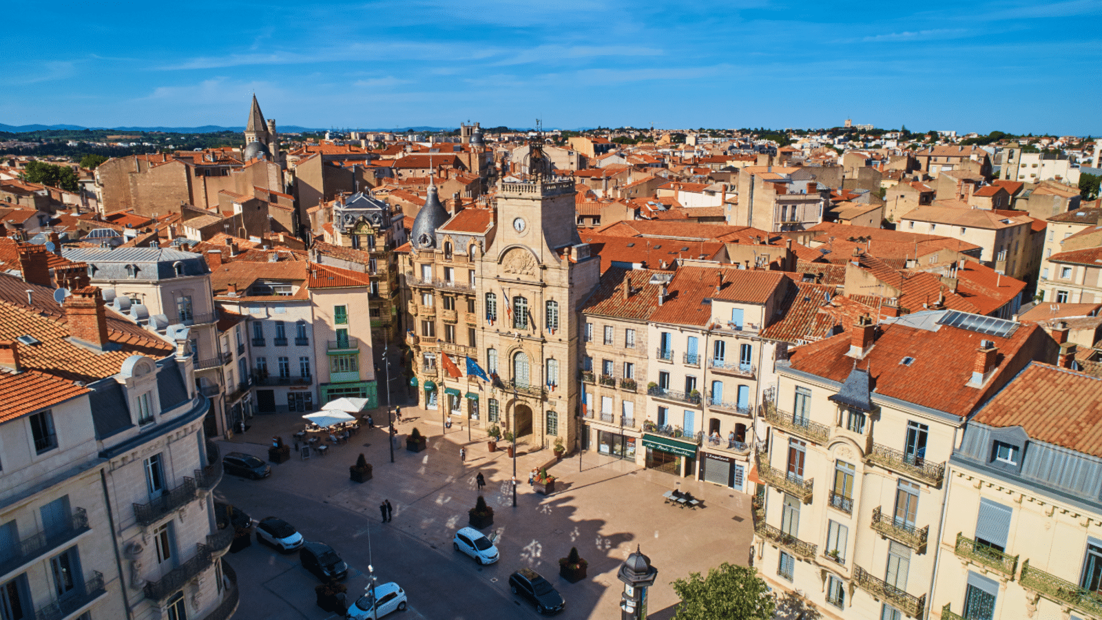 Vue aérienne sur les toits et la place centrale de Béziers, deuxième ville de l'Hérault et Ville d'Art et d'Histoire — conciergerie Airbnb Béziers
