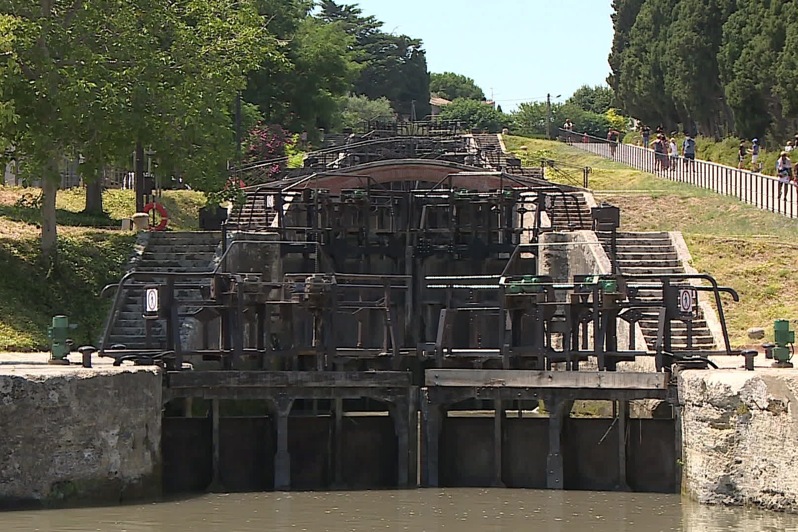 Les neuf écluses de Fonseranes sur le Canal du Midi à Béziers, troisième site le plus visité du Languedoc — conciergerie Airbnb Béziers