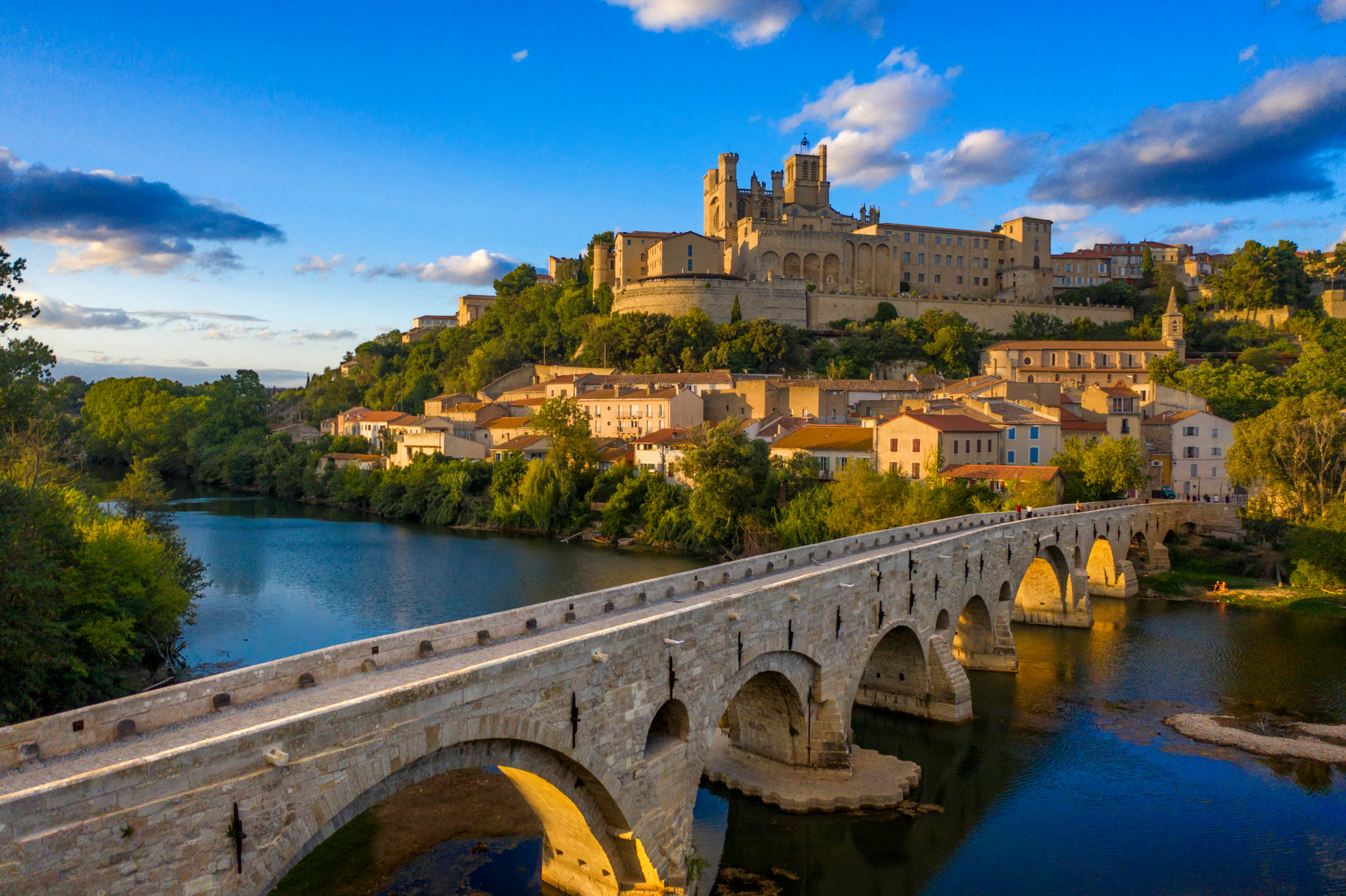 Cathédrale Saint-Nazaire et le Pont Vieux médiéval sur l'Orb à Béziers, panorama emblématique de la ville — location saisonnière Airbnb Occitanie