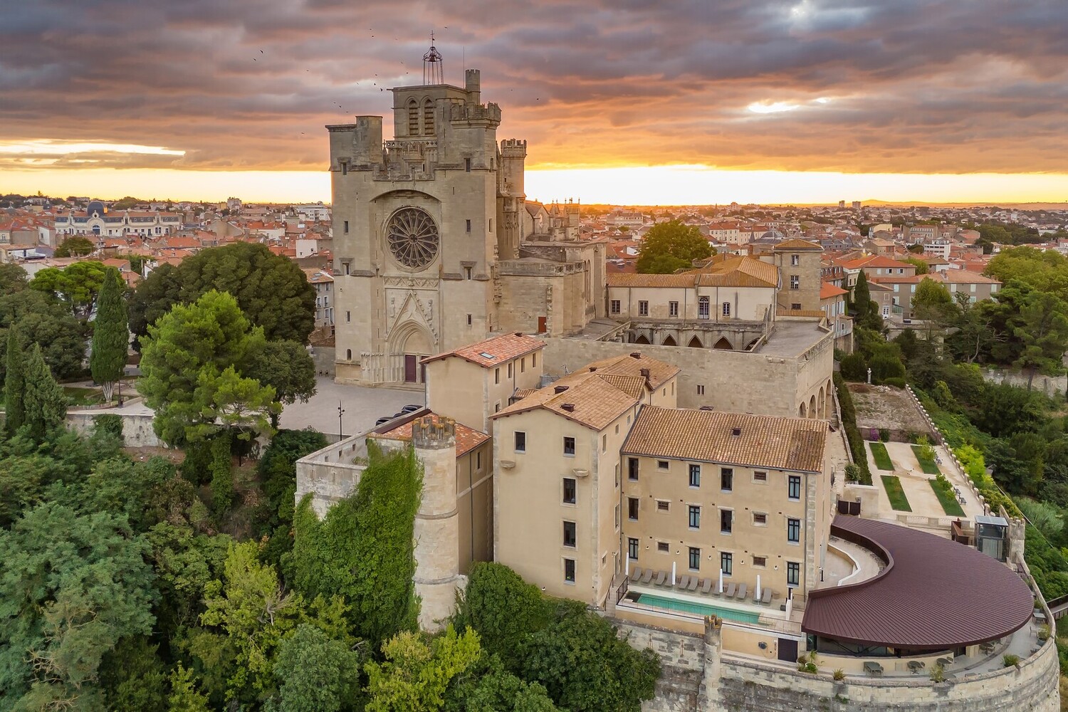 Cathédrale gothique Saint-Nazaire dominant Béziers depuis son promontoire rocheux, Ville d'Art et d'Histoire — location saisonnière Béziers Hérault