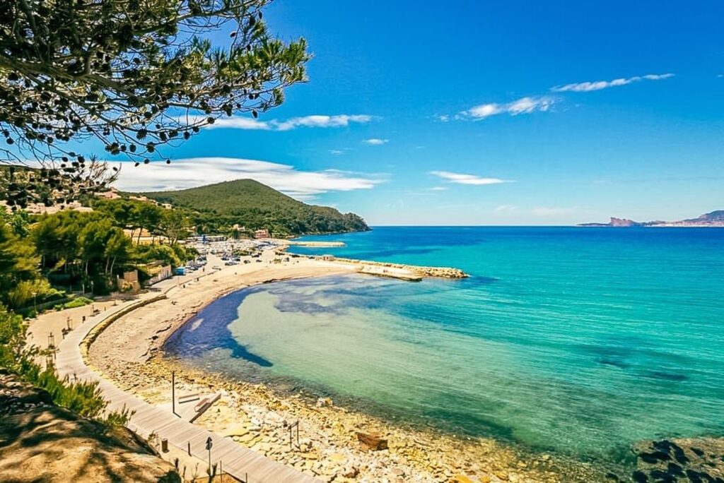 Grande plage de sable fin et mer turquoise de Saint-Cyr-sur-Mer Les Lecques, côte varoise — location saisonnière Airbnb Var