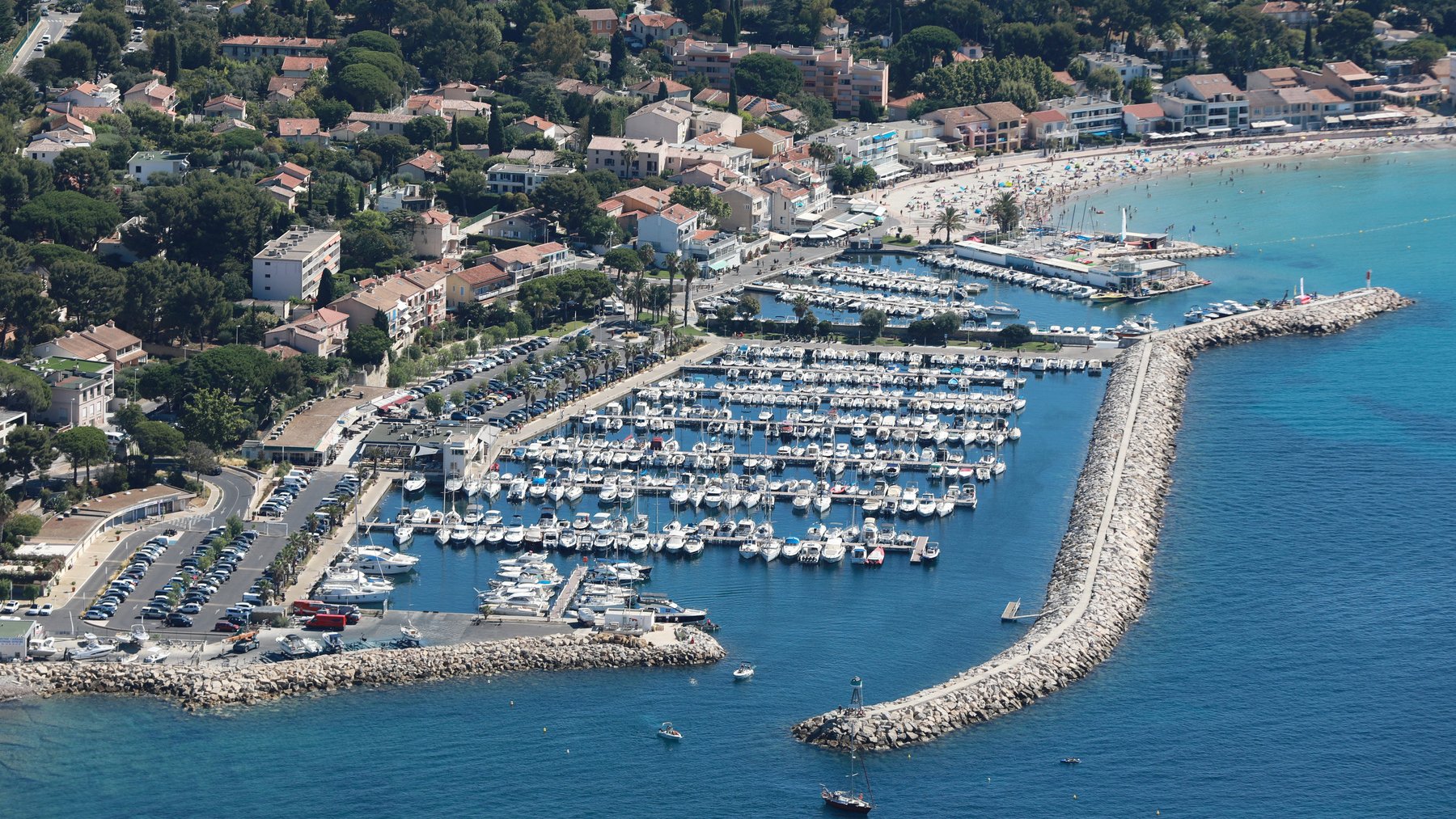 Port de la Madrague et ses barques colorées face à la Méditerranée à Saint-Cyr-sur-Mer — location saisonnière Airbnb côte varoise