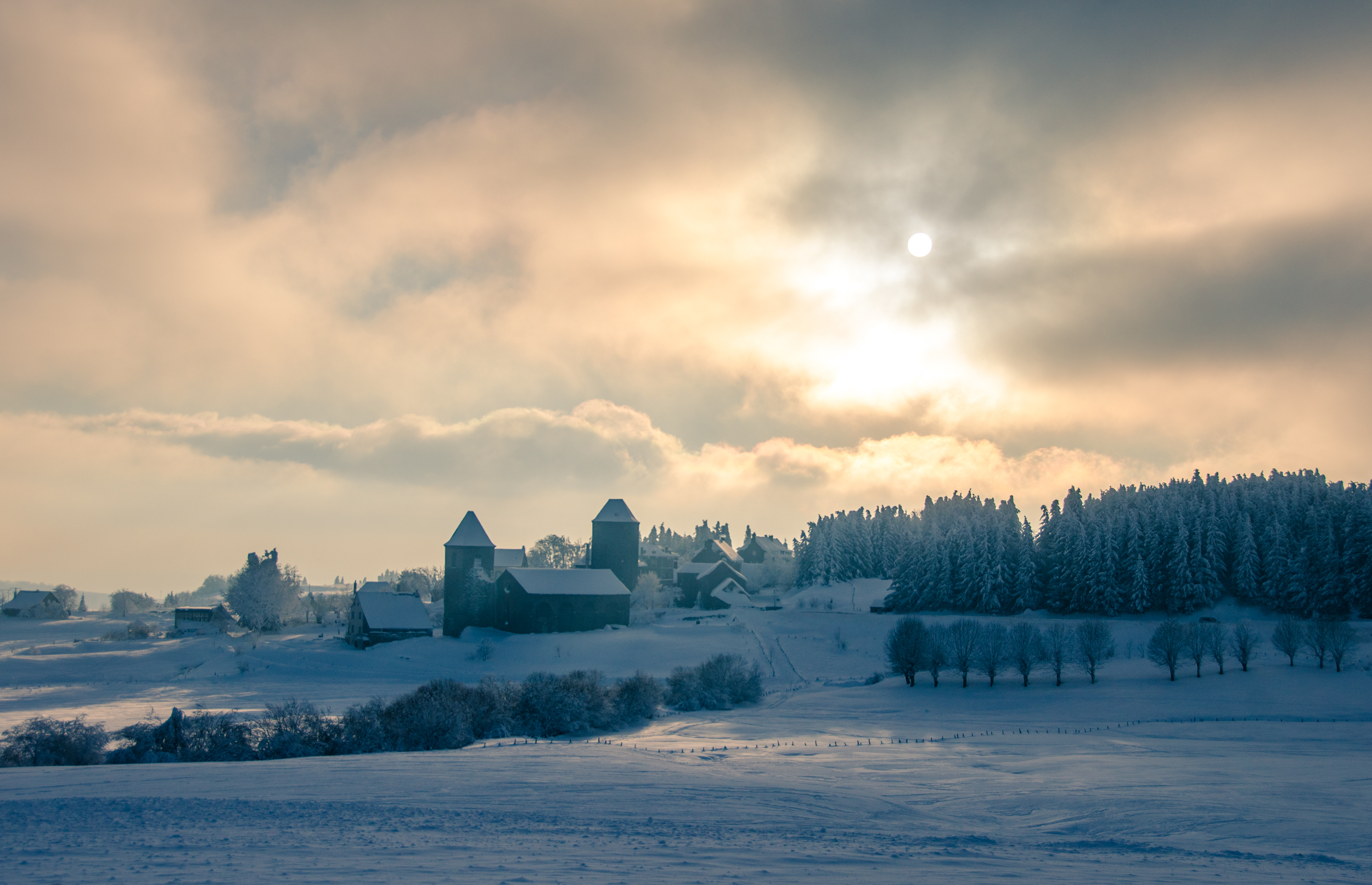 Vallée du Lot baignée de lumière matinale, paysage de l'Aveyron aux environs de Montsalès — conciergerie Airbnb Aveyron