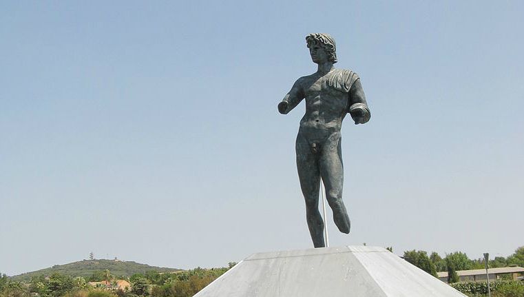 Statue en bronze de l'Éphèbe d'Agde, chef-d'œuvre hellénistique découvert dans le fleuve Hérault — location saisonnière Agde Hérault