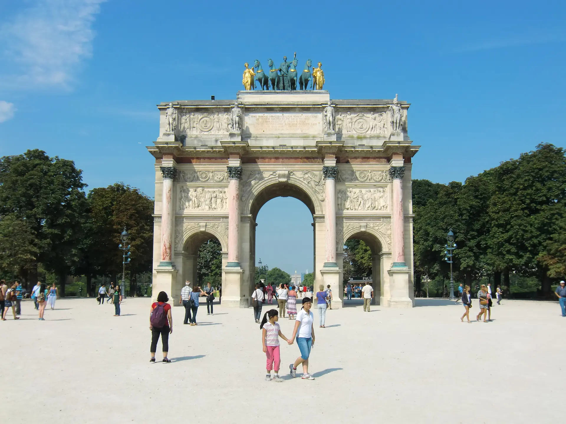 Arc de Triomphe de Paris à cinq kilomètres de Bois-Colombes, desserte directe par le Transilien — location saisonnière banlieue ouest Paris