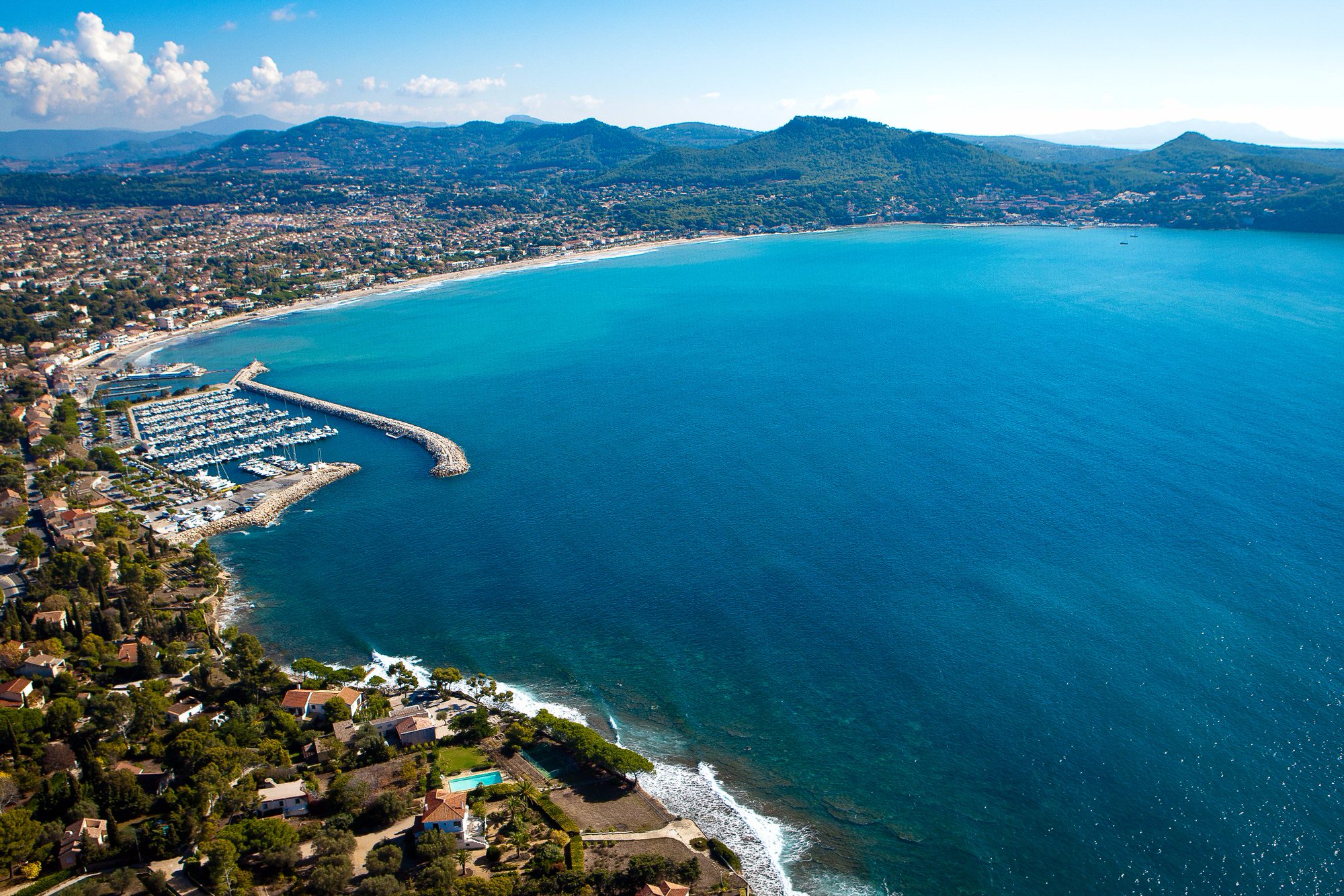 Grande plage de sable fin et mer turquoise de Saint-Cyr-sur-Mer Les Lecques, côte varoise — location saisonnière Airbnb Var