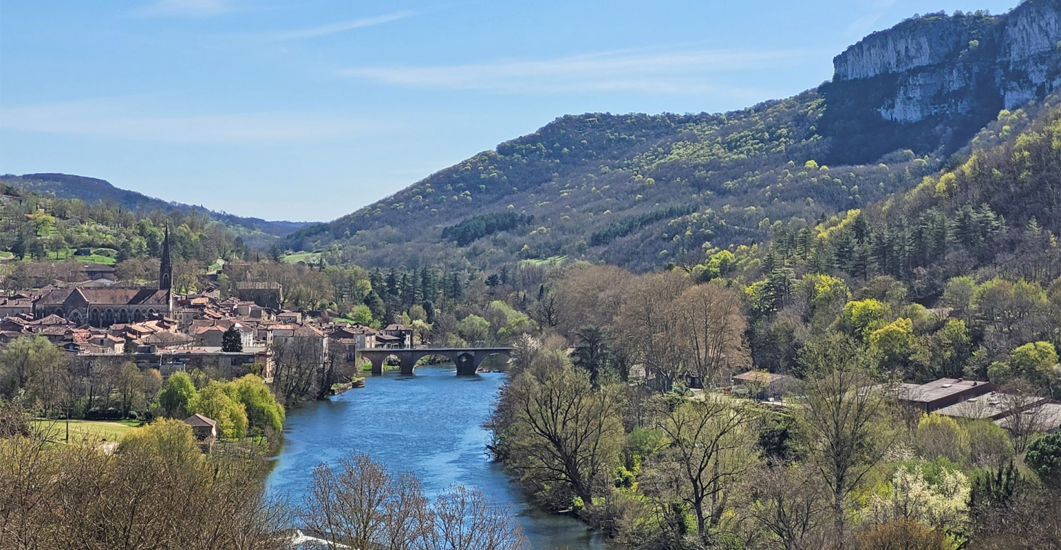 Gorges et rivière aux eaux vertes dans la vallée de l'Aveyron, paysages naturels autour de Montsalès — location saisonnière Airbnb Aveyron