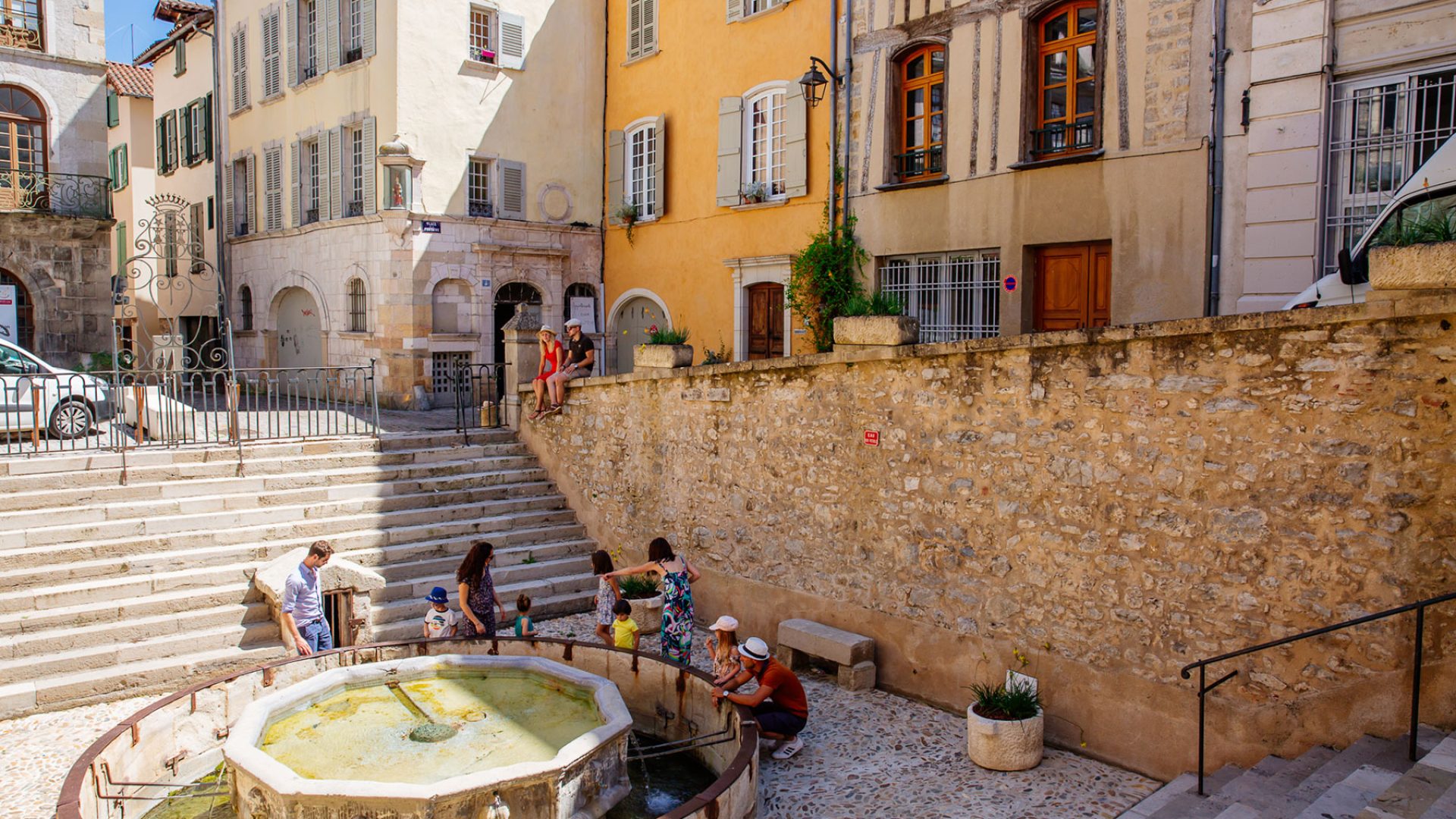 Place à arcades de la bastide royale de Villefranche-de-Rouergue, proche de Montsalès — conciergerie Airbnb Aveyron