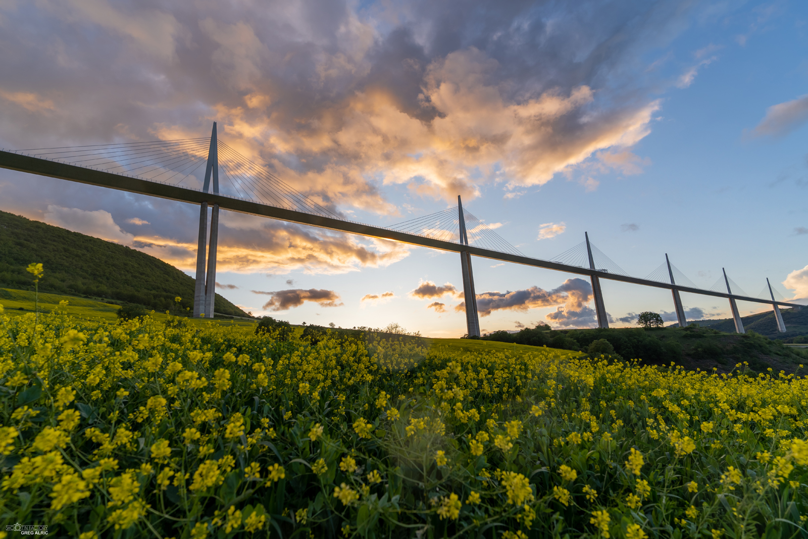 Viaduc de Millau sur les gorges du Tarn, chef-d'œuvre architectural à proximité de Montsalès en Aveyron — location saisonnière Aveyron