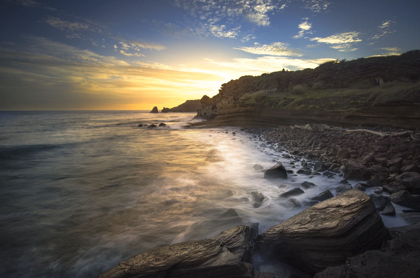 Coucher de soleil sur les rochers de lave basaltique du Cap d'Agde, côte volcanique de l'Hérault — location saisonnière Agde Méditerranée