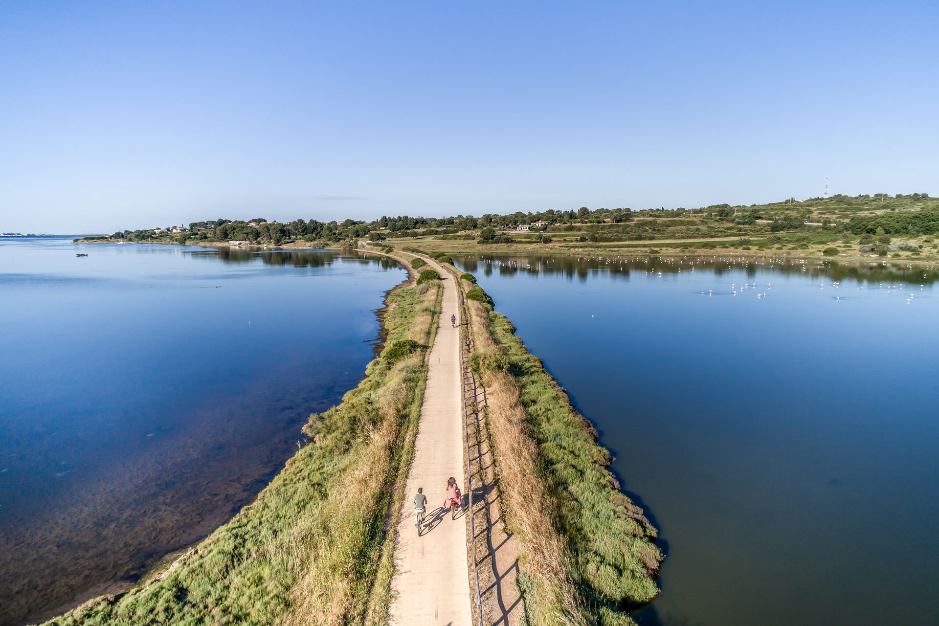 Vue sur Sète et le Mont Saint-Clair depuis les rives de l'étang de Thau à Balaruc-les-Bains — location saisonnière Balaruc Hérault