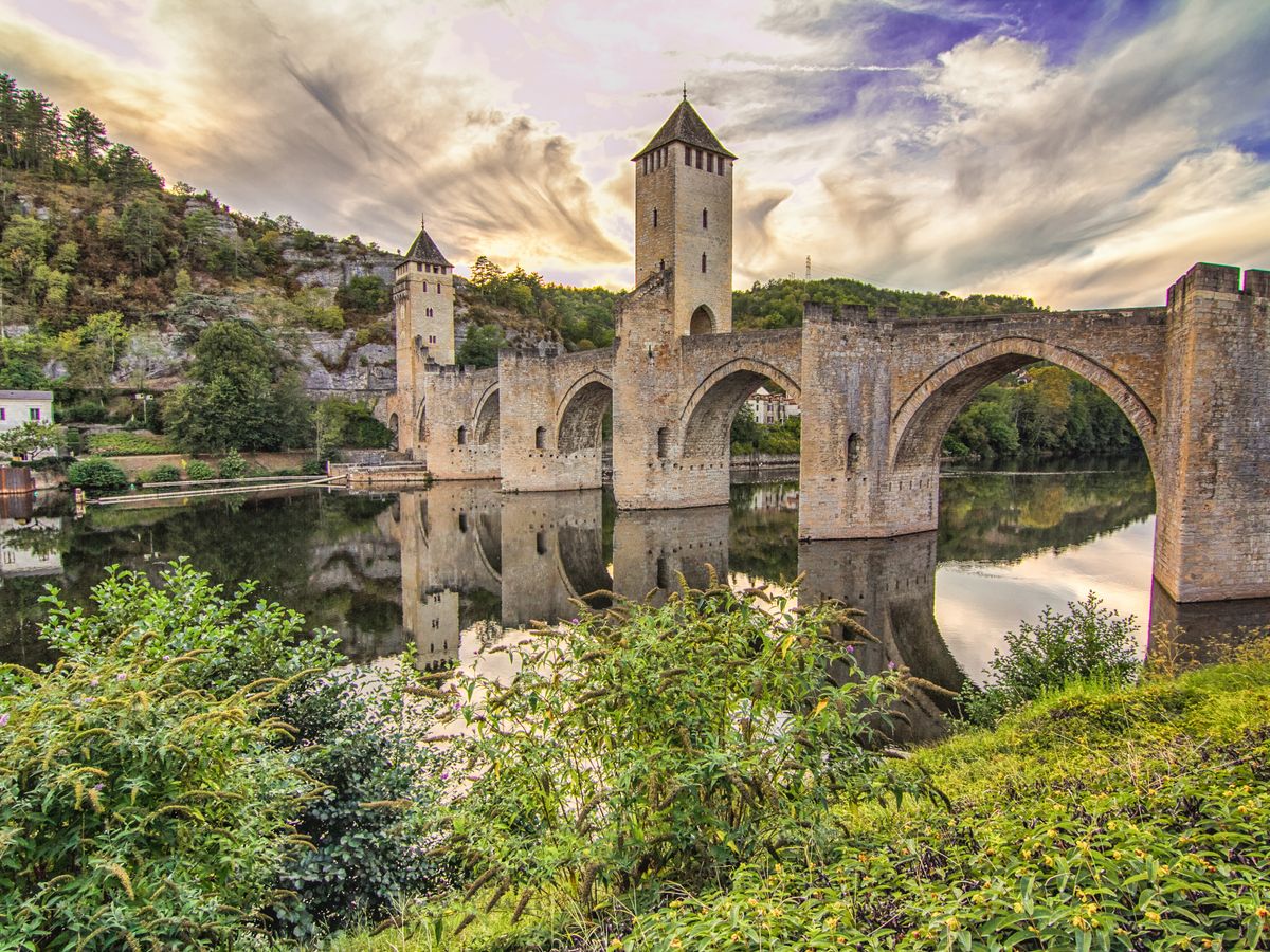 Pont Valentré médiéval de Cahors classé UNESCO, à 20 km de Lalbenque dans le Lot — gestion locative location courte durée Quercy