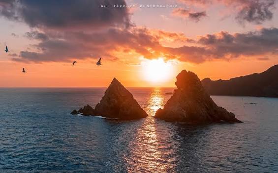 Rochers des Deux Frères émergent de la Méditerranée face à Saint-Mandrier-sur-Mer, paysage emblématique de la rade de Toulon — conciergerie Airbnb Var