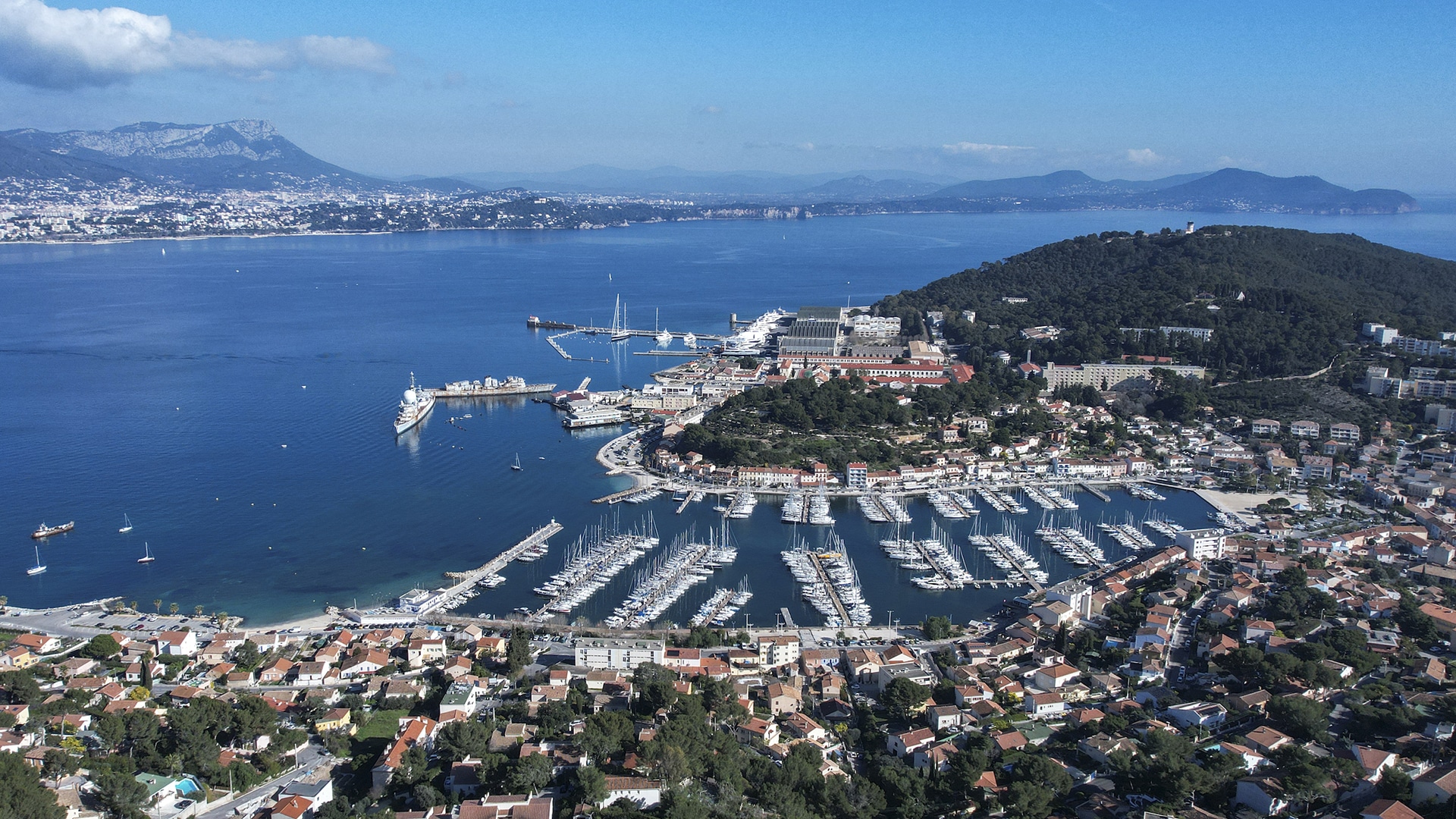 Port de pêche et voiliers dans l'anse du Creux Saint-Georges à Saint-Mandrier-sur-Mer, presqu'île de charme du Var — location saisonnière Var