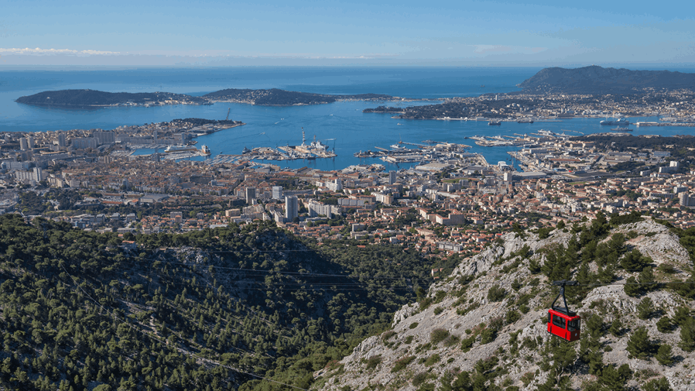 Vue panoramique sur la rade de Toulon et ses collines depuis les hauteurs de Saint-Mandrier-sur-Mer — location saisonnière Airbnb Var