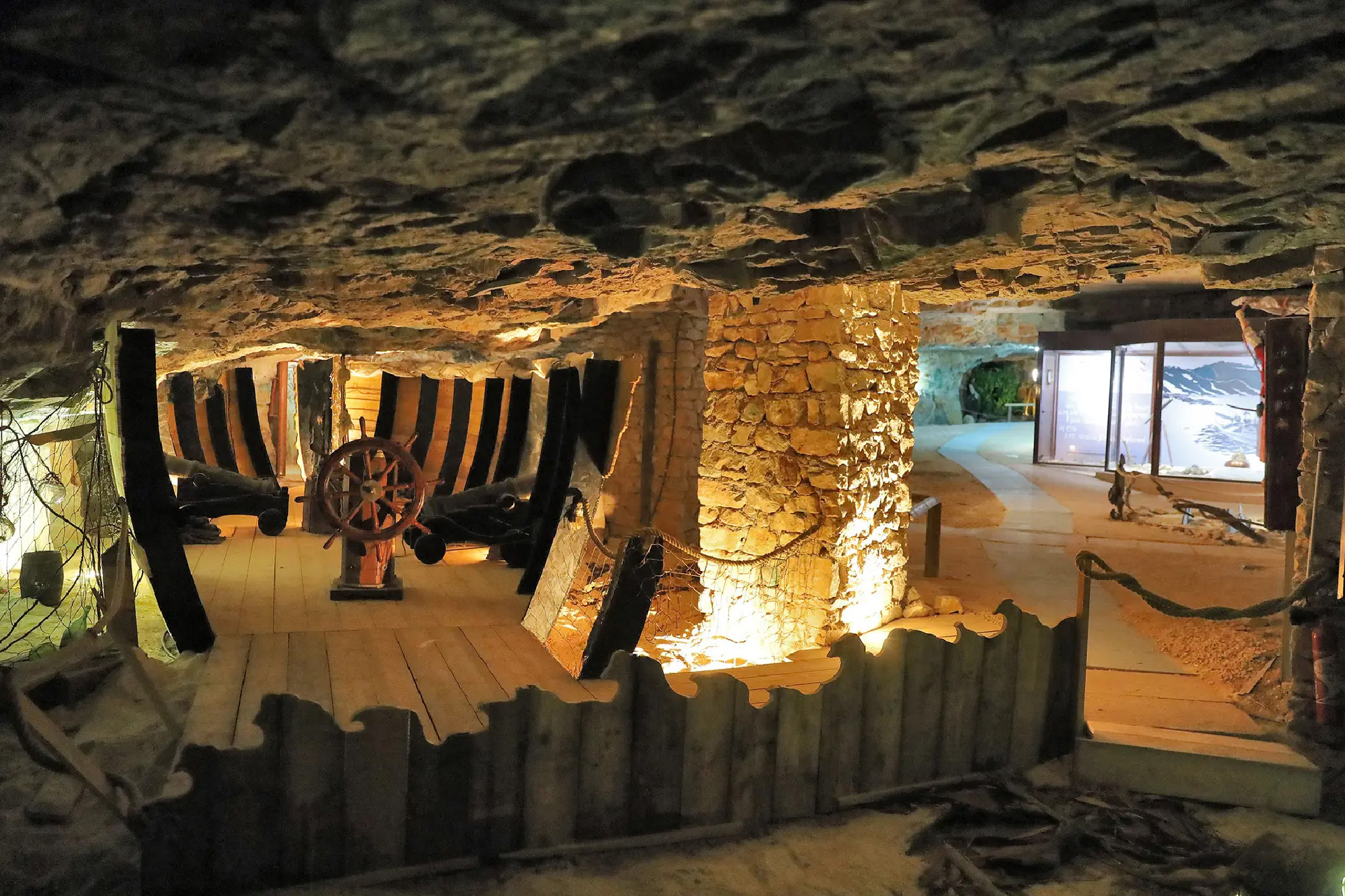 Entrée de la mine de cuivre de Cap Garonne, site minéralogique unique du littoral méditerranéen au Pradet — conciergerie Airbnb Var